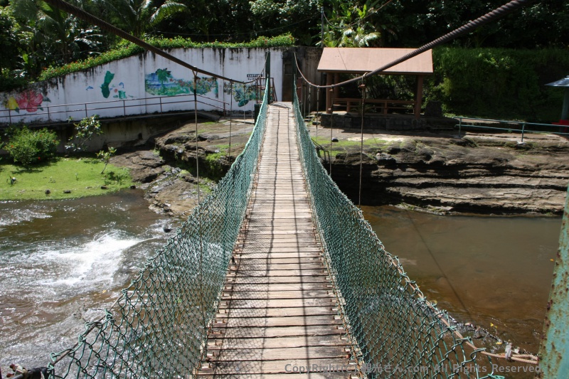 第一の滝付近の吊り橋を渡る