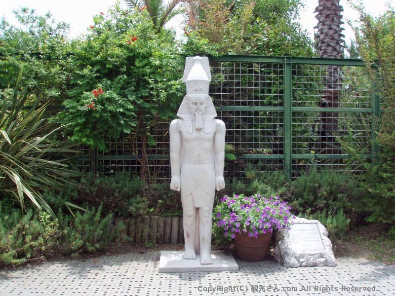 エジプト・ラムセス二世の像