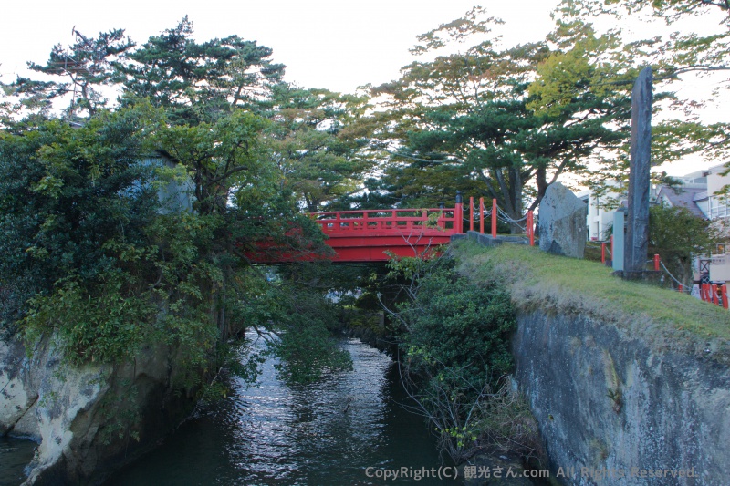 五大堂の途中の赤い橋「すかし橋」