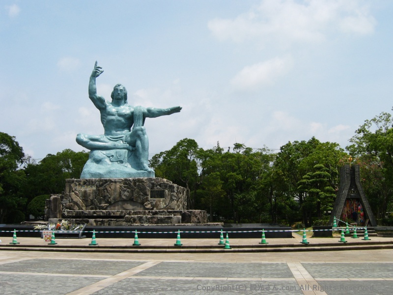 平和祈念像と折鶴の塔