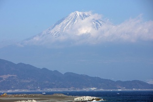 中に浮いた富士山？